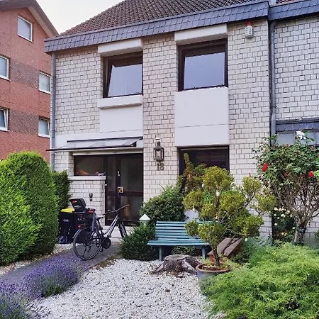 Spacious & Comfortable Guestrooms W Private Bathrooms Near Koelnmesse & Lanxess Arena, Free Parking, Highspeed Wifi *