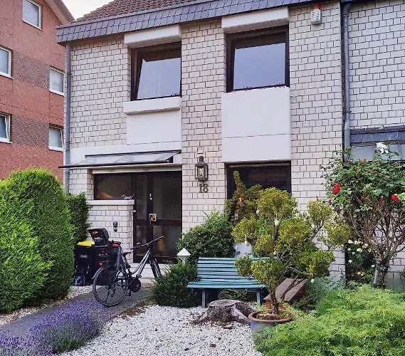 Spacious & Comfortable Guestrooms W Private Bathrooms Near Koelnmesse & Lanxess Arena, Free Parking, Highspeed Wifi 4*