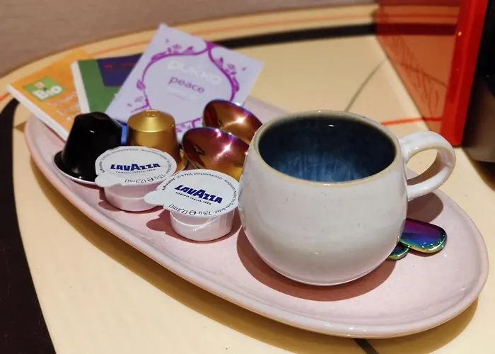 Spacious & Comfortable Guestrooms W Private Bathrooms Near Koelnmesse & Lanxess Arena, Free Parking, Highspeed Wifi 4* Köln