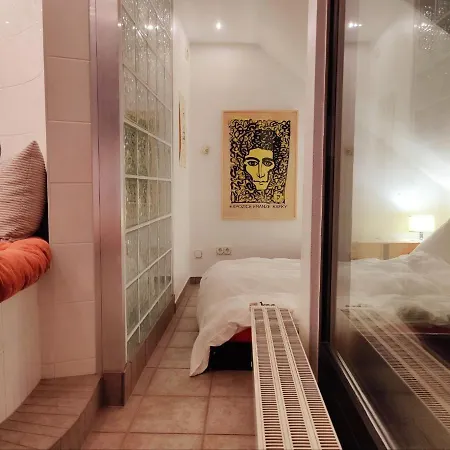 Spacious & Comfortable Guestrooms W Private Bathrooms Near Koelnmesse & Lanxess Arena, Free Parking, Highspeed Wifi Colónia