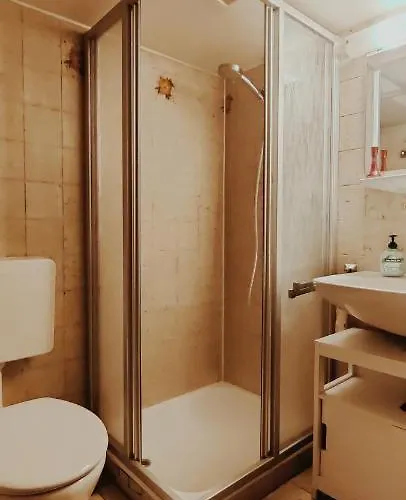 ゲストハウス Spacious & Comfortable Guestrooms W Private Bathrooms Near Koelnmesse & Lanxess Arena, Free Parking, Highspeed Wifi