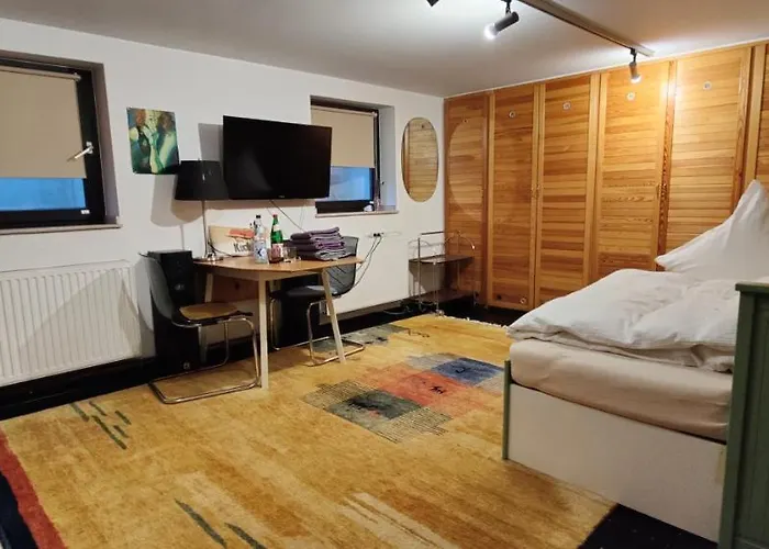 Spacious & Comfortable Guestrooms W Private Bathrooms Near Koelnmesse & Lanxess Arena, Free Parking, Highspeed Wifi ゲストハウス
